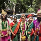 कलाकारांच्या दिंडीत रिपब्लिकन नेत्या तथा निर्माती संघमित्रा ताई गायकवाड यांचा उत्स्फूर्त सहभाग
